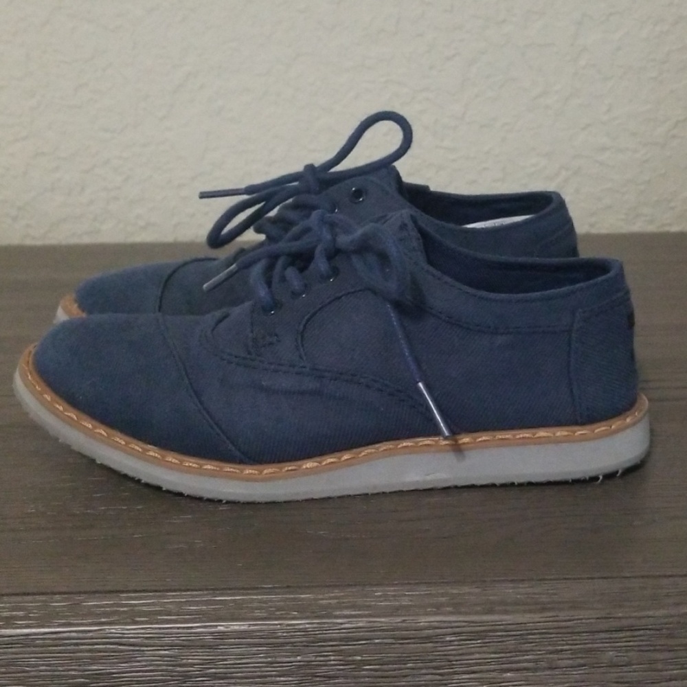 Boy's Toms shoes